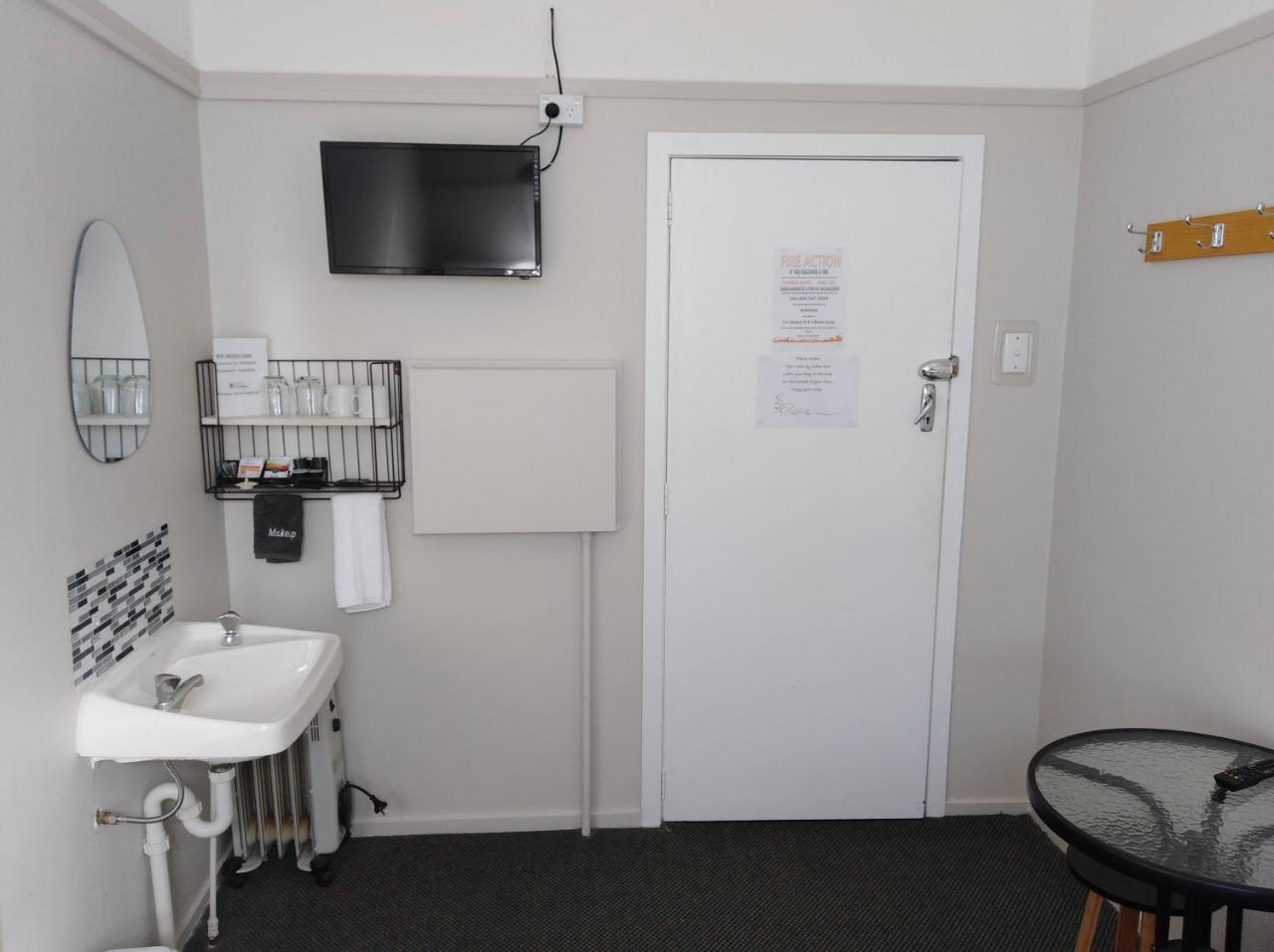 Hokitika Pioneer Hotel Bagian luar foto